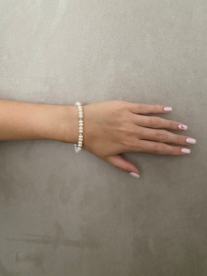 Pearl bracelet with gold details in 14KT Goldfilled.