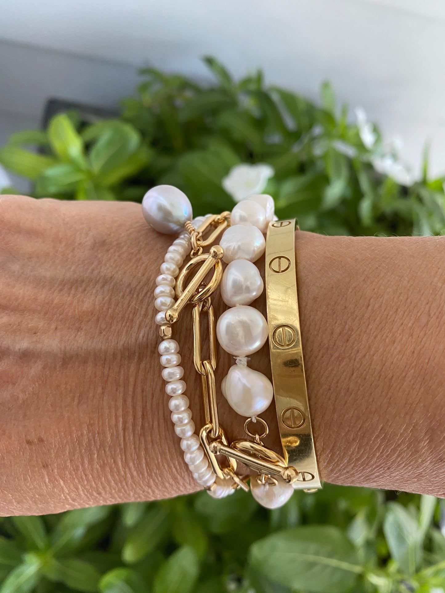 Brigitte Pearl toggle bracelet in 14KT Goldfilled.