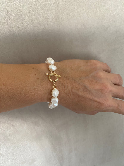 Brigitte Pearl toggle bracelet in 14KT Goldfilled.