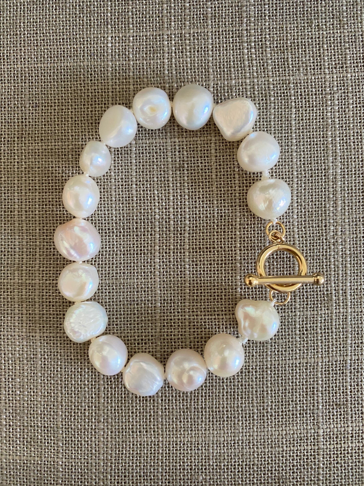 Brigitte Pearl toggle bracelet in 14KT Goldfilled.