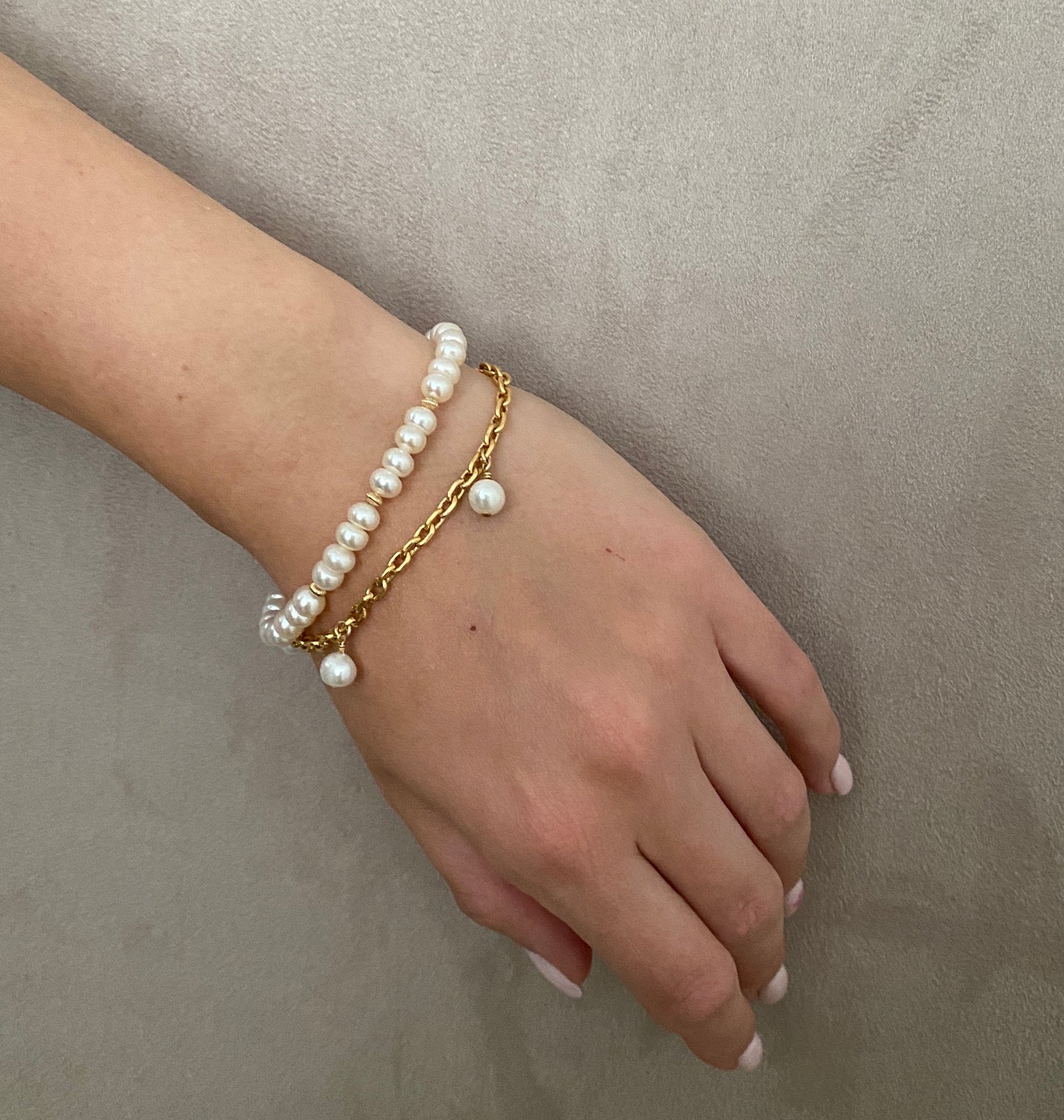 Pearl bracelet with gold details in 14KT Goldfilled.